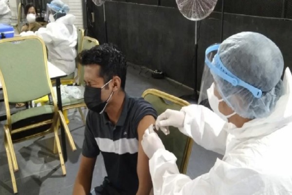 Petugas medis menyuntikkan vaksinasi COVID-19 di salah satu sentra vaksinasi di Jakarta Selatan, Senin (28/6/2021)./Antara
