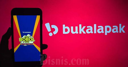 Warga menggunakan aplikasi Bukalapak di Jakarta, Selasa (18/1/2022). Bisnis/Fanny Kusumawardhani
