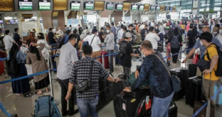 Penumpang pesawat mengantre di loket lapor diri sebelum melakukan penerbangan di area Terminal 3 Bandara Internasional Soekarno Hatta, Tangerang, Banten, Jumat (17/12/2021). Direktorat Jenderal Imigrasi Kementerian Hukum dan Hak Asasi Manusia mencatat selama periode 1 hingga 16 Desember 2021, sebanyak 37.214 WNI melakukan perjalanan ke luar negeri melalui Bandara Soekarno Hatta, sedangkan WNI yang tiba ke Indonesia melalui Bandara Soekarno Hatta dari luar negeri sebanyak 40.557 orang./Antara