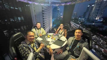 Mewah! Tommy Soeharto dan Putranya Makan Malam di Lounge in The Sky