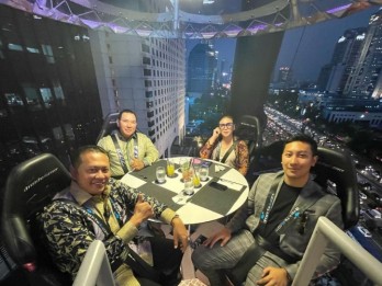 Mewah! Tommy Soeharto dan Putranya Makan Malam di Lounge in The Sky