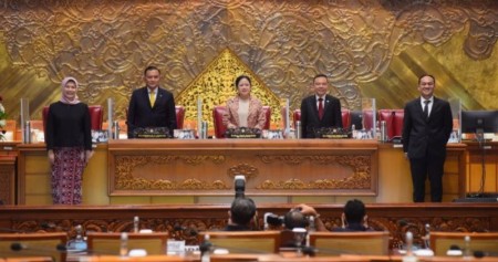 Ketua DPR RI Puan Maharani foto bersama dengan calon anggota Badan Pemeriksa Keuangan (BPK RI) periode 2022-2027 yaitu Isma Yatun dan Haerul Saleh dalam Rapat Paripurna ke-18 Masa Persidangan IV Tahun Sidang 2021-2022 di Gedung Nusantara II, Senayan, Jakarta, Selasa (29/3/2022) / dpr.go.id