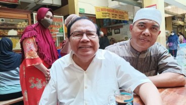 Foto Rizal Ramli Blusukan Cek Harga Bahan Pokok di Pasar Kramat Jati