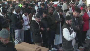 Video Ratusan Orang Salat Tarawih dan Buka Puasa Pertama di Times Square New York