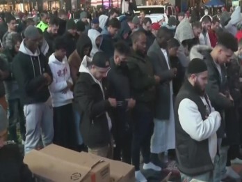 Video Ratusan Orang Salat Tarawih dan Buka Puasa Pertama di Times Square New York