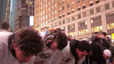 Ribuan Umat Muslim AS Buka Puasa Pertama dan Salat Tarawih di Times Square New York