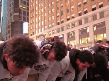 Ribuan Umat Muslim AS Buka Puasa Pertama dan Salat Tarawih di Times Square New York
