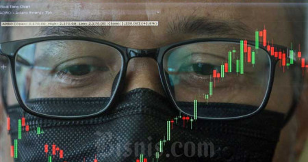 Karyawan mengamati pergerakan harga saham di Profindo Sekuritas, Jakarta, Senin (14/2/2022). Bisnis/Eusebio Chrysnamurti