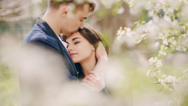 Apakah Mencium dan Memeluk Suami atau Istri Membatalkan Puasa?