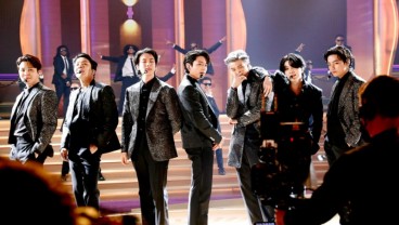 BTS Tampil Ala James Bond di Grammy Awards 2022, Army Histeris!