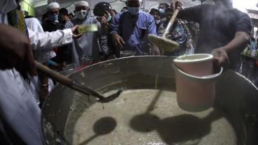Foto-foto Pembagian Bubur Samin di Solo