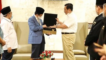Luhut Serahkan Kiswah dari Pangeran Arab Saudi ke Imam Besar Masjid Istiqlal