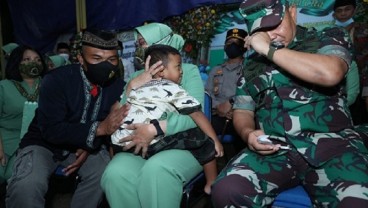 Tangis KSAD Dudung Saat Temui Anak Sertu Eka, Korban KKB Papua