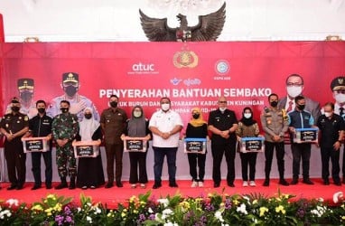 Polri dan KSPSI Salurkan Ribuan Paket Sembako di Kuningan