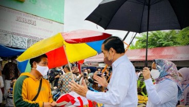 Jokowi Dipayungi Iriana saat Bagikan BLT Minyak Goreng di Jambi