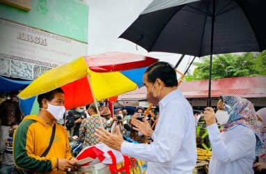 Jokowi Dipayungi Iriana saat Bagikan BLT Minyak Goreng di Jambi