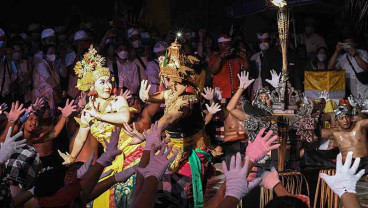 Tari Kecak Dipentaskan di Pura Agung Tirta Bhuana Bekasi