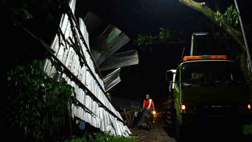 Bencana Angin Kencang di Madiun Robohkan Pohon dan Tiang Listrik