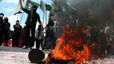 Aksi Bakar Ban Bekas Warnai Unjuk Rasa Mahasiswa di Blitar