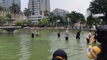 Demo 11 April, Polisi Tangkap Pemuda yang Panjat Air Mancur Patung Kuda