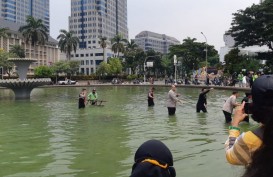 Demo 11 April, Polisi Tangkap Pemuda yang Panjat Air Mancur Patung Kuda