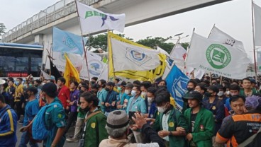 DEMO BEM SI 11 April 2022: Polisi Kewalahan, Mahasiswa Dekati Gerbang Utama Gedung DPR