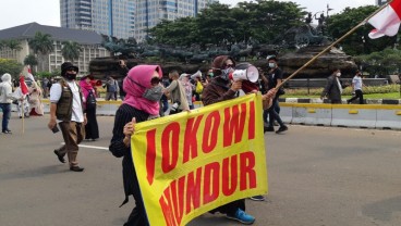 DEMO BEM SI 11 April 2022: Emak-Emak Penuhi Patung Kuda, Teriak Jokowi Mundur