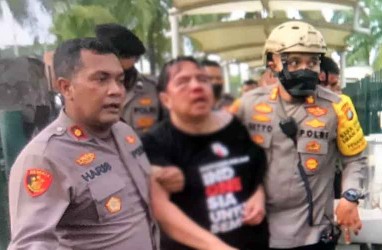 Gagal Provokasi Mahasiswa, Massa Tak Dikenal Aniaya Ade Armando hingga Luka Parah, Pelaku Ditangkap
