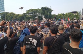 Hujan Hentikan Demo BEM SI 11 April 2022 di Depan Gedung DPR