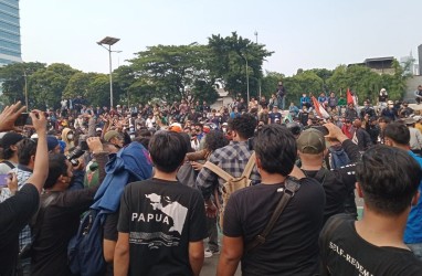 Hujan Hentikan Demo BEM SI 11 April 2022 di Depan Gedung DPR