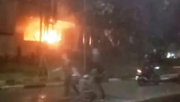 Dua Jam Setelah Pendemo di DPR Bubar, Pos Polisi Pejompongan Dibakar Massa