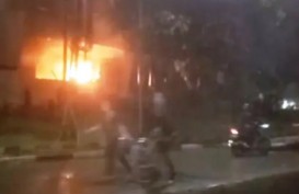 Dua Jam Setelah Pendemo di DPR Bubar, Pos Polisi Pejompongan Dibakar Massa
