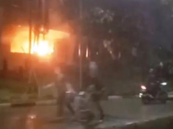 Dua Jam Setelah Pendemo di DPR Bubar, Pos Polisi Pejompongan Dibakar Massa