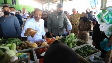 Ganjar Dampingi Jokowi Bagikan BLT Minyak Goreng di Pasar Tradisional Brebes