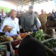 Ganjar Dampingi Jokowi Bagikan BLT Minyak Goreng di Pasar Tradisional Brebes