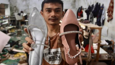 Jelang Lebaran, Pelaku UMKM Tangerang Kebanjiran Orderan Sepatu dan Sandal Wanita