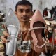 Jelang Lebaran, Pelaku UMKM Tangerang Kebanjiran Orderan Sepatu dan Sandal Wanita