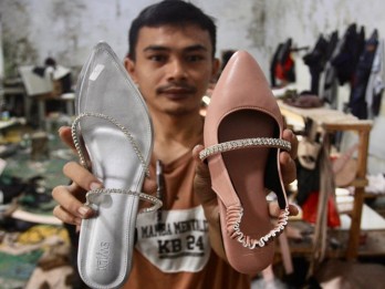 Jelang Lebaran, Pelaku UMKM Tangerang Kebanjiran Orderan Sepatu dan Sandal Wanita