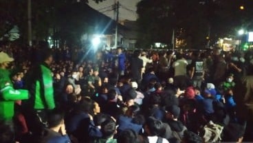 Demo Mahasiswa Bandung di DPRD Jabar hingga Malam