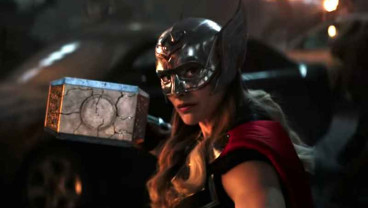Trailer Thor: Love and Thunder Rilis, Natalie Portman Hadir Jadi Thor yang Baru