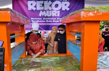 Miniatur Jembatan Ampera Terbuat dari Ratusan Bolu Kojo Pecahkan Rekor MURI