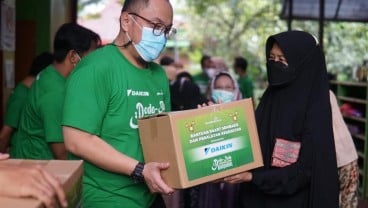 Daikin Salurkan Bantuan Sembako bagi Warga Baleendah Terdampak Banjir