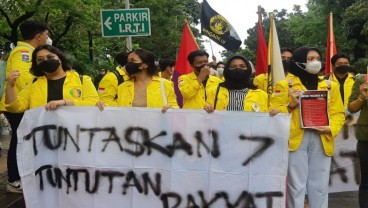 Demo 21 April, Mahasiswa Memasuki Kawasan Monas Teriak Jokowi Offside