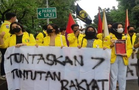 Demo 21 April, Mahasiswa Memasuki Kawasan Monas Teriak Jokowi Offside