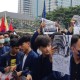 Mahasiswa Ingin Demo di Istana, Polisi Tahan di Patung Kuda