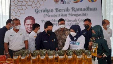 Erick Thohir Sapa Warga Saat PTPN Group Kucurkan 2.000 Liter Migor di Bandung