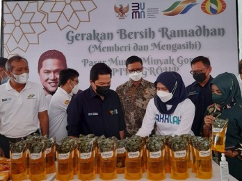 Erick Thohir Sapa Warga Saat PTPN Group Kucurkan 2.000 Liter Migor di Bandung