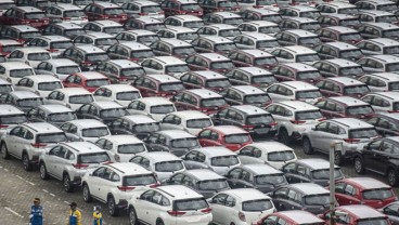 INDUSTRI OTOMOTIF : Ekspor Mobil Mulai Bergerak
