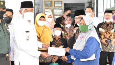 Ratusan Petugas Kebersihan Terima Zakat dari Baznas OKI 