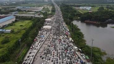 Foto-Foto Kemacetan di Gerbang Tol Cikampek Utama